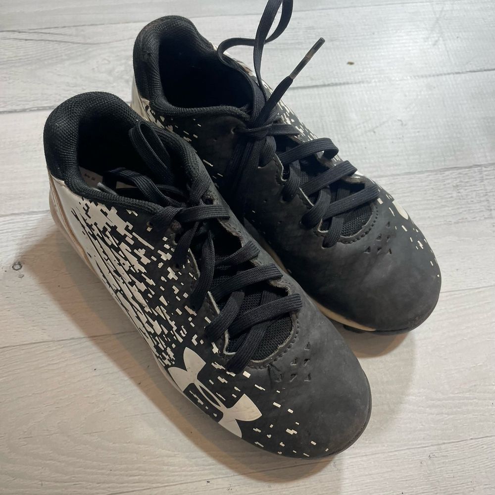 Under armour kids black and white baseball cleats kids 12